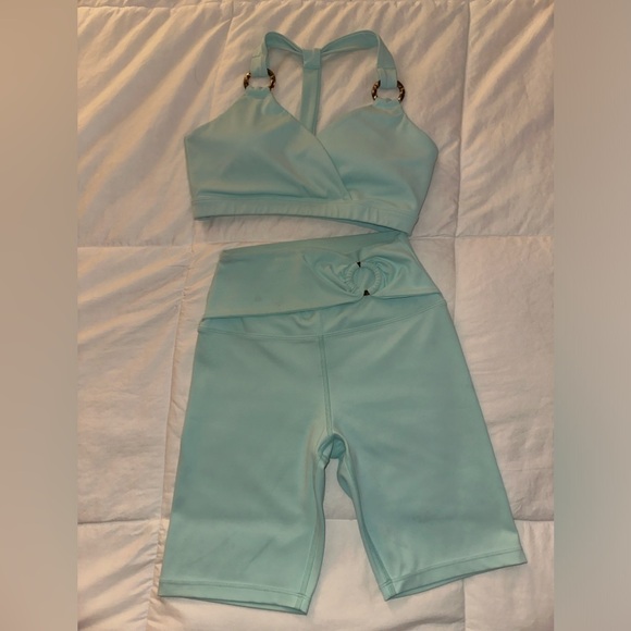 Sea foam green Carbon38 biker shorts and sports bra 🩵🩵🩵 - Picture 2 of 7